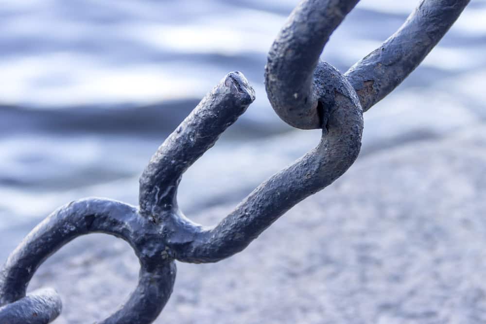 Broken-link-of-an-old-rusty-chain