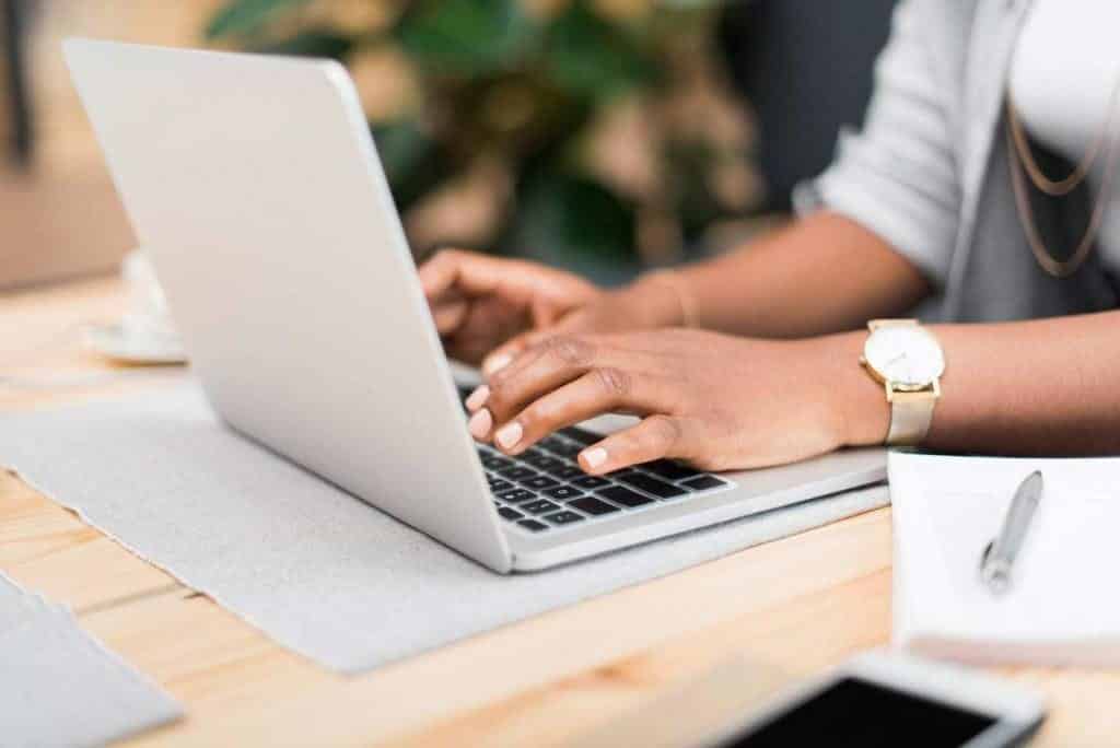 Close-up-of-businesswomans-hands-typing-on-laptop