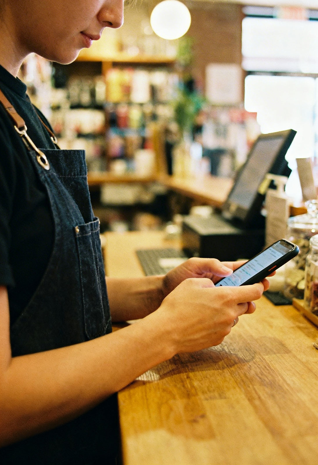 barista using a moble phone